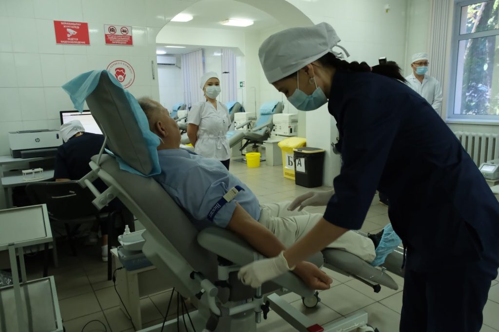 Алматыда аптап ыстық салдарынан жедел жәрдем көмегіне жүгіну жиілеген Жедел жәрдем