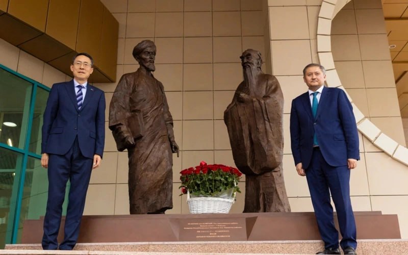 Аль-Фараби и Конфуций встретились в Астане: в столице открыли новый монумент