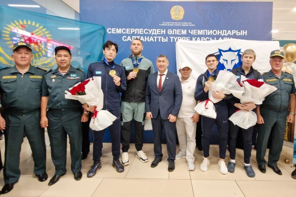 Қазақстанның семсерлесуден ерлер құрамасы әлем чемпионы атанып, елге оралды