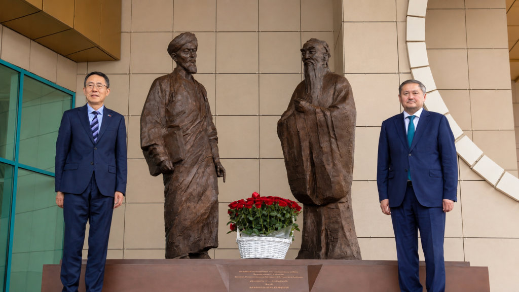В Астане открыли скульптурную композицию «Диалог великих мыслителей Востока: Аль-Фараби и Конфуций»