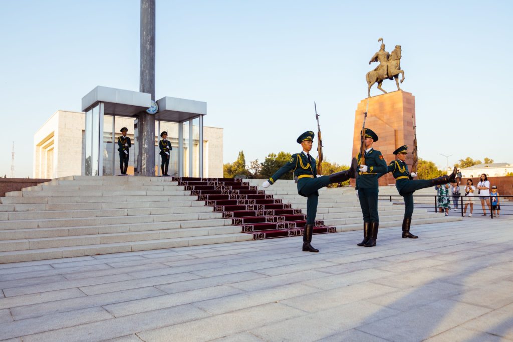 Си Цзиньпин прибыл в Кыргызстан для участия в саммите ШОС и с государственным визитом