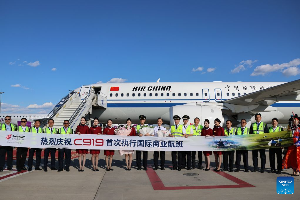 Момент точной посадки и пробега лайнера C919 авиакомпании Air China по полосе.