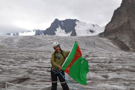Туркменистан над ледниками флаг