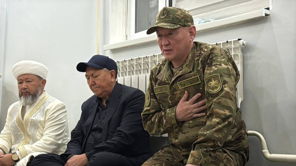 Қорғаныс министрі Маңғыстауда қаза болған әскери қызметшілердің жақындарымен кездесті