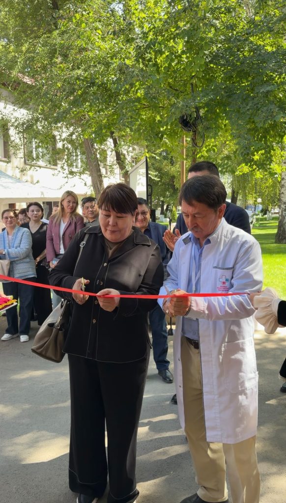 Робот контролирует путь лекарств до пациента в Алматинском онкологическом центре