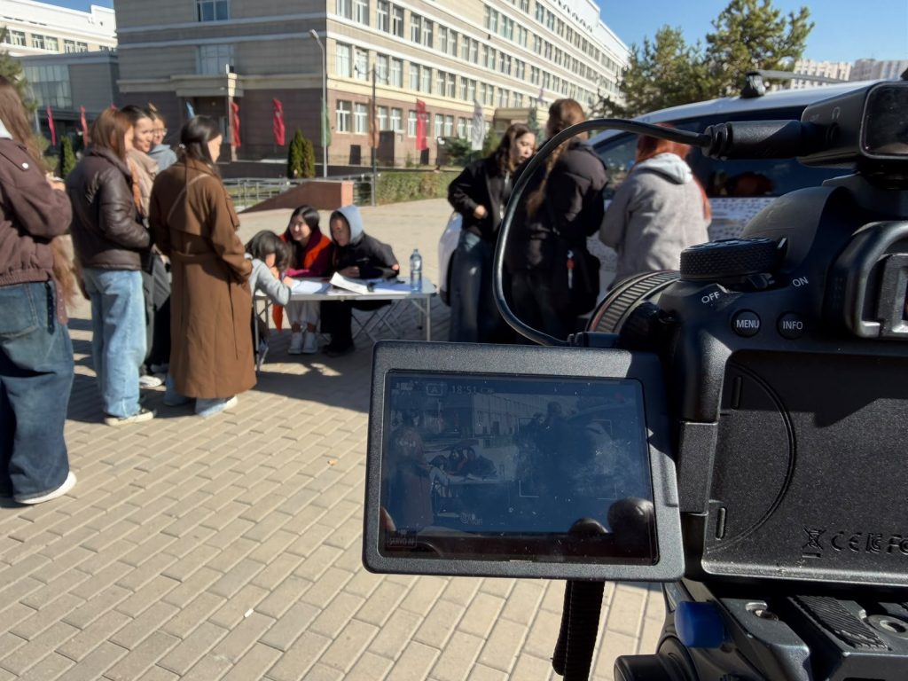 Мадина Ашилова көлігіне қолтаңба жинауда