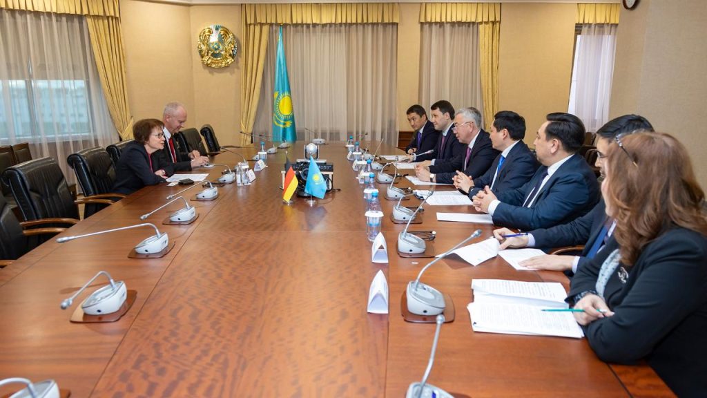 Қазақстан мен Германия өнеркәсіп пен көлік дәліздерін дамыту мәселесін талқылады