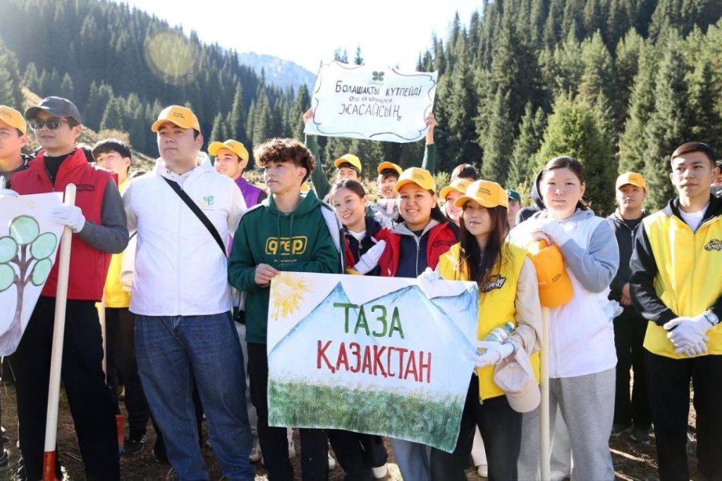 Алматы жастары Көкжайлауға 2 мыңға жуық шырша отырғызды