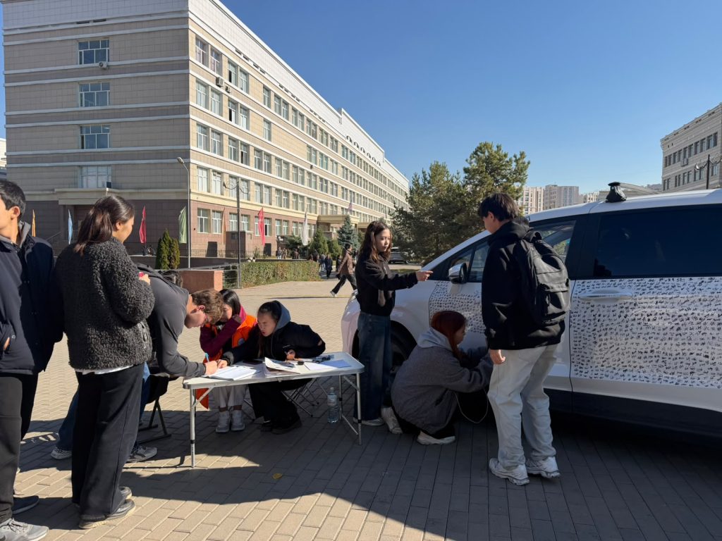 Мадина Ашилова көлігіне қолтаңба жинауда