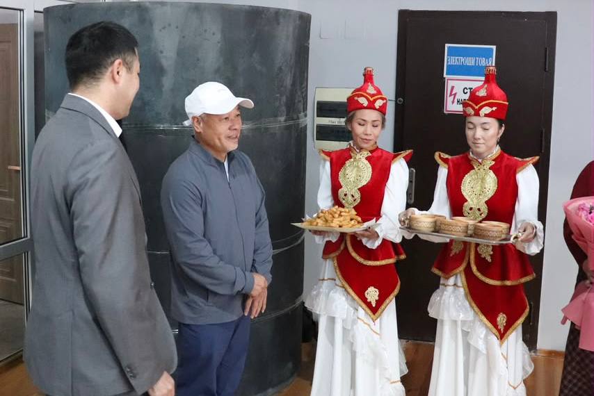 Ли Нин Алматыдағы спорт мектебіне барды