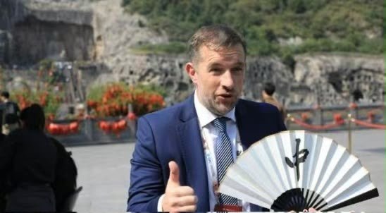 Лоянда шетелдік мэрлер Лунмэнь үңгір храмдарын аралады