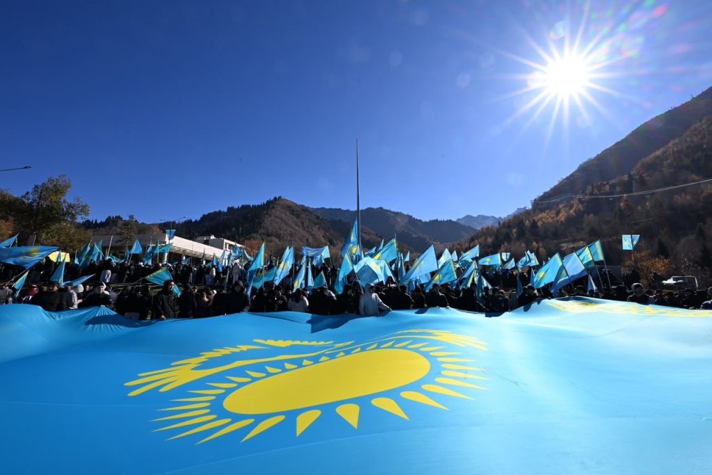 Алматыда Республика күніне орай Мемлекеттік Ту көтерілді ту көтеру рәсімі